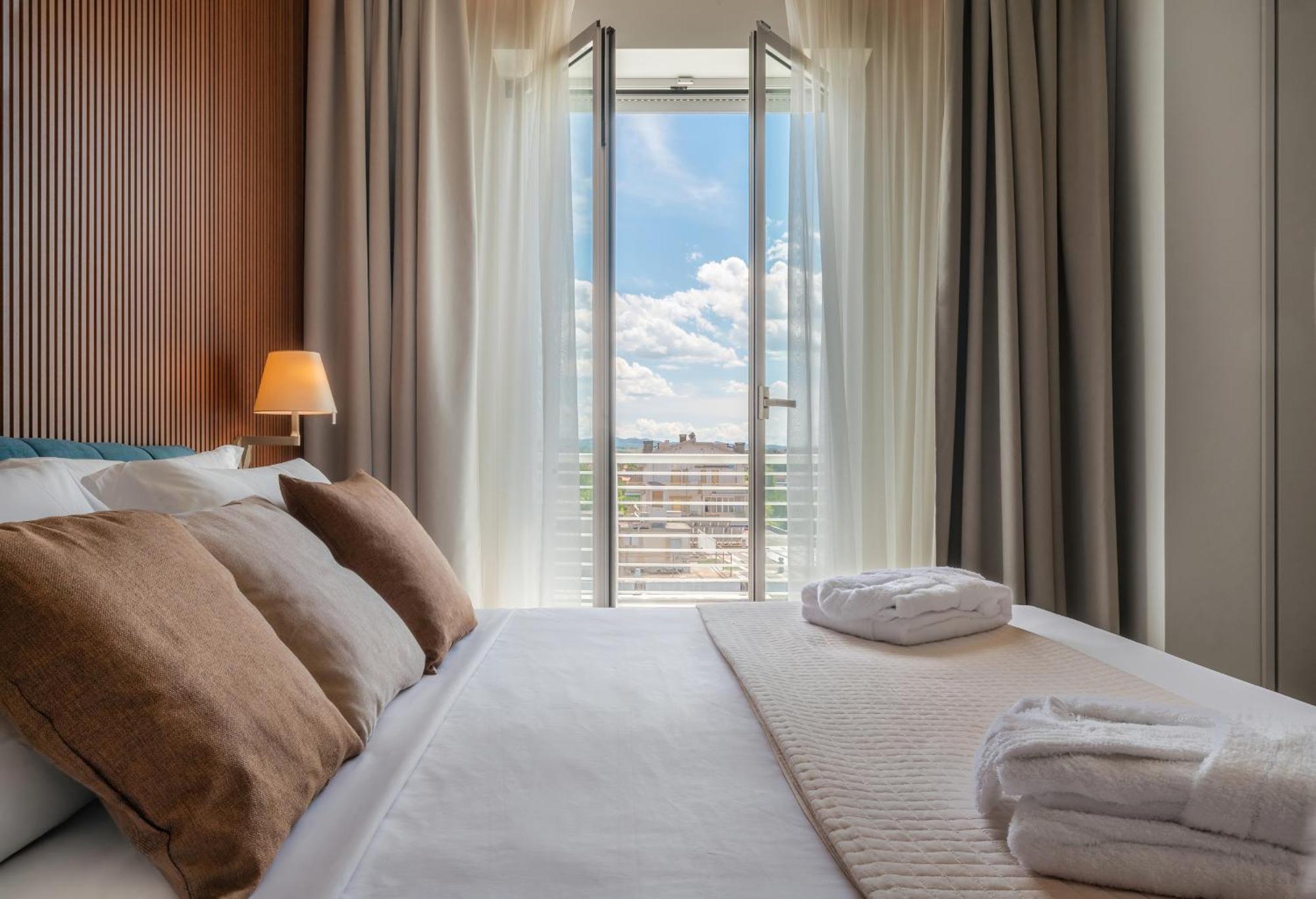 Hotel Universal Cattolica Buitenkant foto
