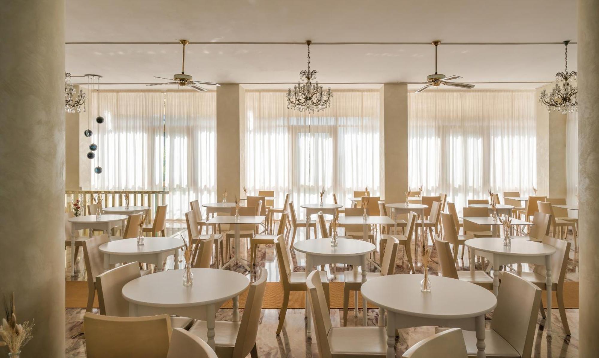Hotel Universal Cattolica Buitenkant foto