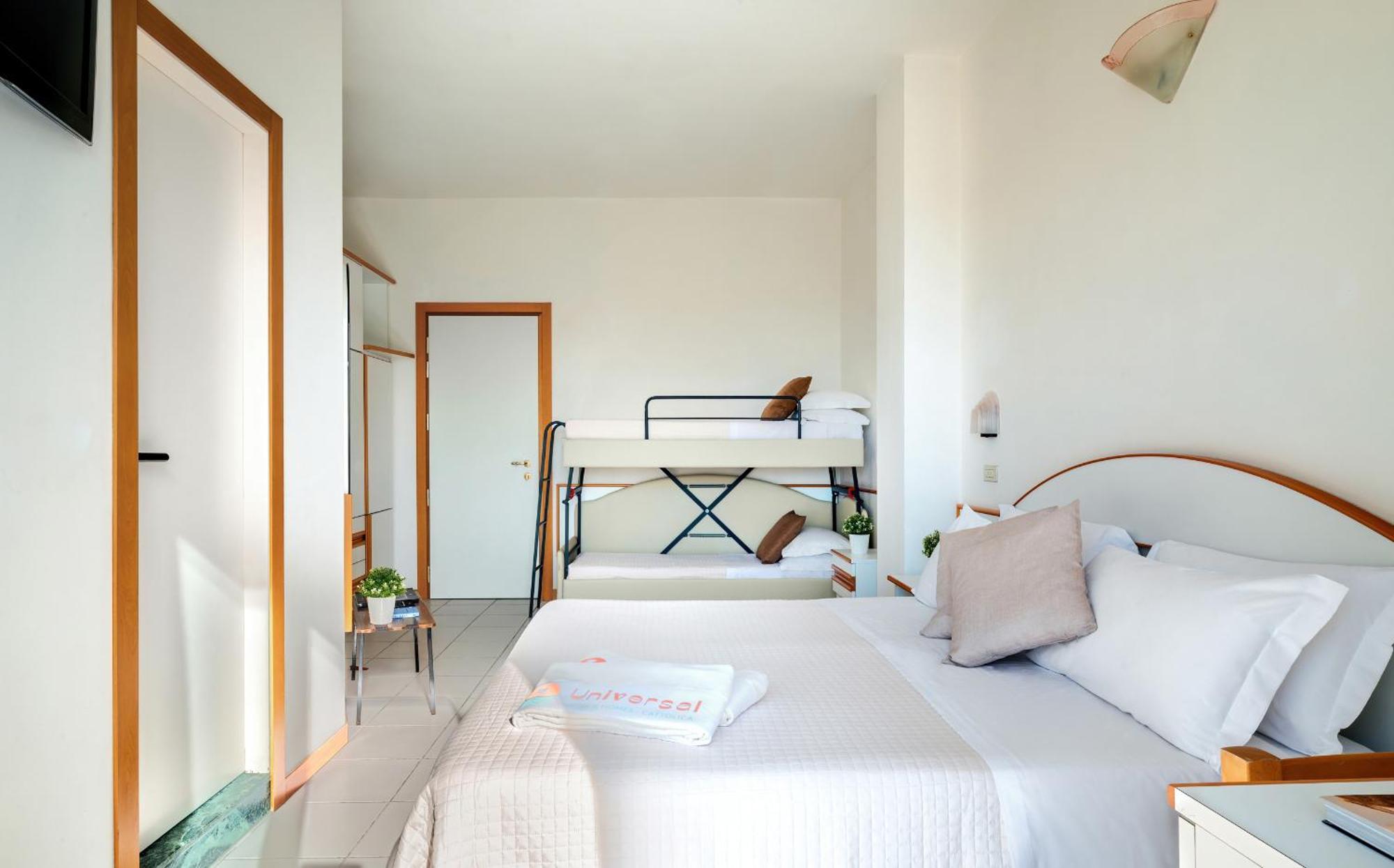 Hotel Universal Cattolica Buitenkant foto