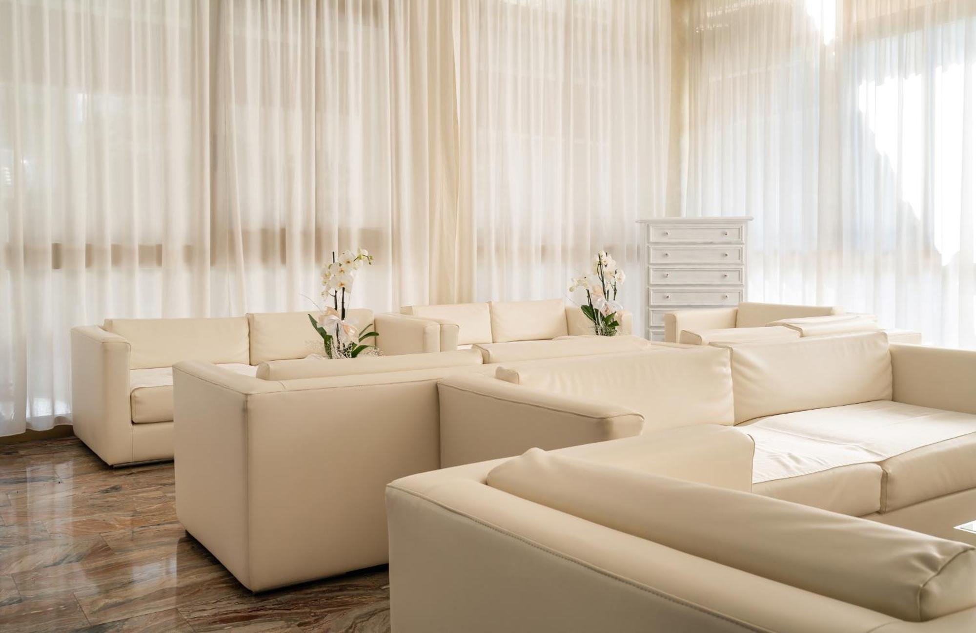 Hotel Universal Cattolica Buitenkant foto